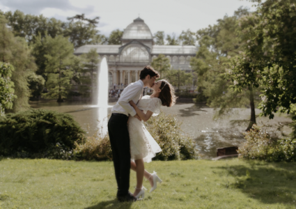 engagement photo session at crystal palace in madrid